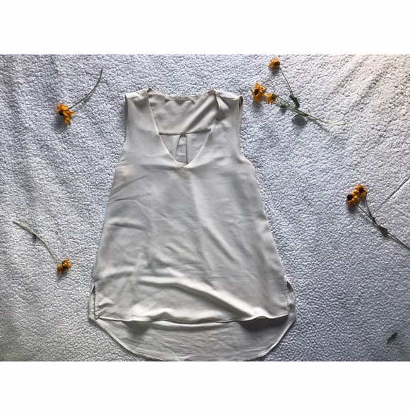 Gibson Sleeveless Cream Blouse SALE - Picture 2 of 3